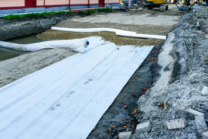 wykorzystanie geosyntetyków przy budowie drogi