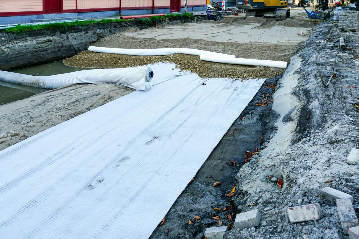 wykorzystanie geosyntetyków przy budowie drogi